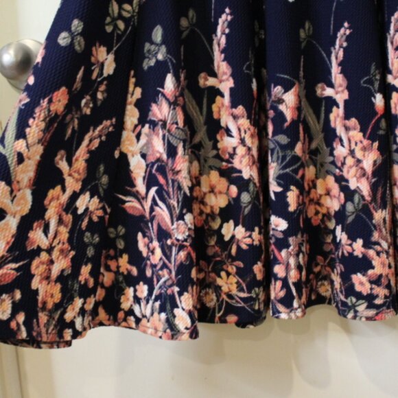 Haani Floral Navy Dress in Petite Large - Picture 4 of 11